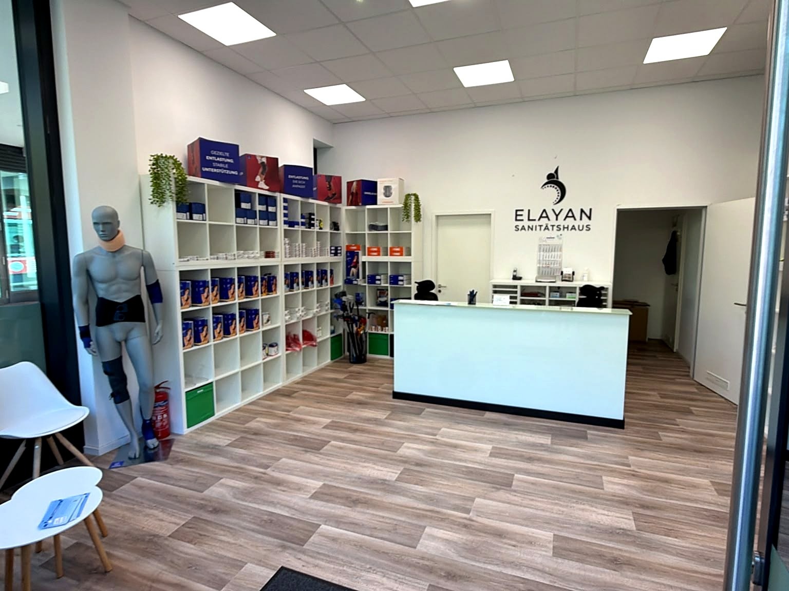 Verkaufsraum des ELAYAN Sanitätshauses im Märkischen Zentrum mit Beratungstheke und Regalen