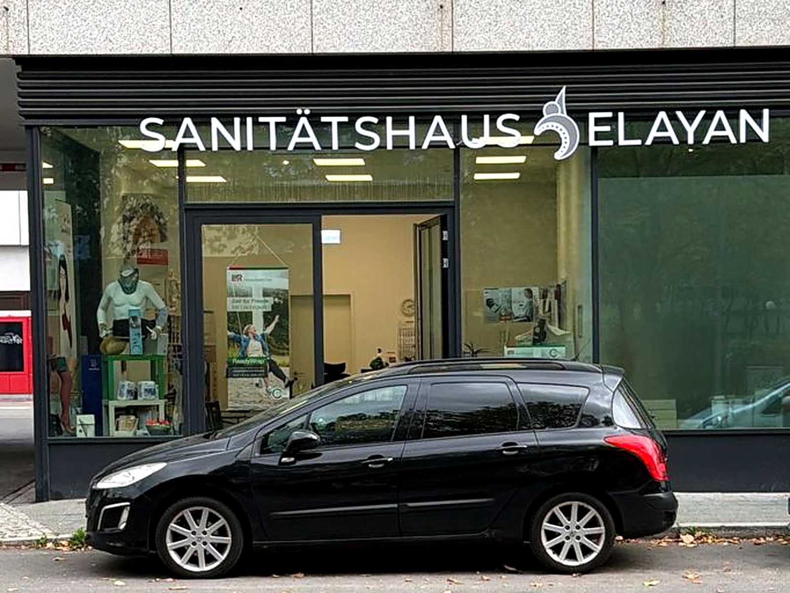 Ladenfront des ELAYAN Sanitätshauses im Märkischen Zentrum